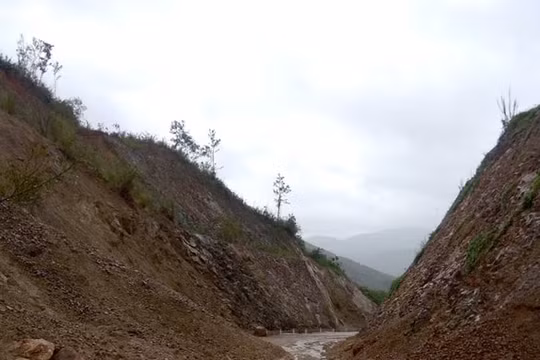 Phú Yên mưa lớn gây ngập lụt, chia cắt giao thông