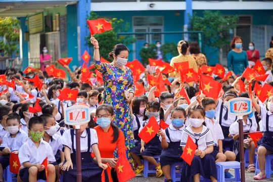 Gần 23 triệu học sinh trên cả nước chính thức bước vào năm học 2020 - 2021