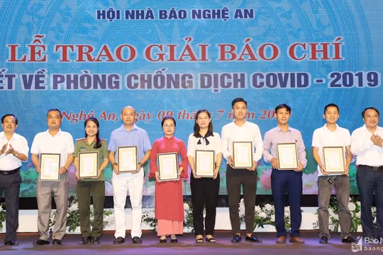 Nghệ An: Trao giải báo chí viết về phòng, chống dịch Covid-19