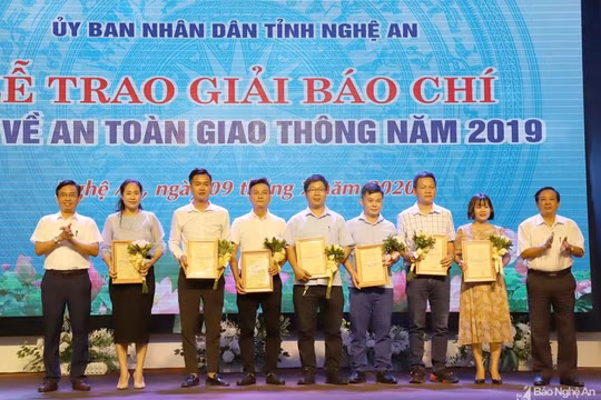 Tỉnh Nghệ An trao Giải báo chí viết về ATGT năm 2019