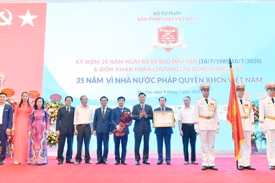 Báo Pháp luật Việt Nam đón Huân chương Lao động hạng Nhất