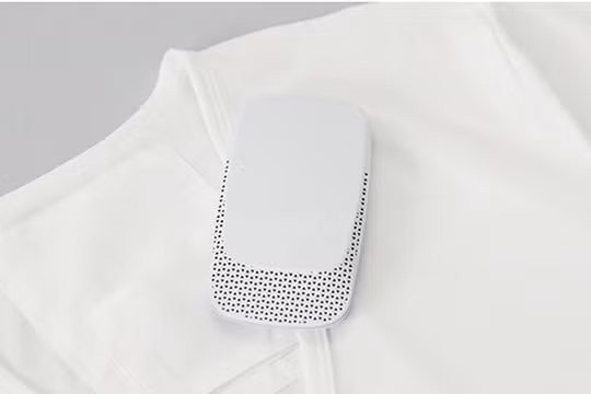 Sony ra mắt điều hòa mini Reon Pocket có thể cài được vào bên trong áo