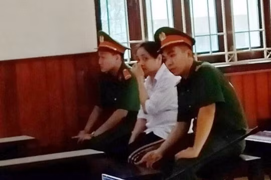 Nguyên kế toán công an làm giả thẻ ngành để lừa đảo vay tiền