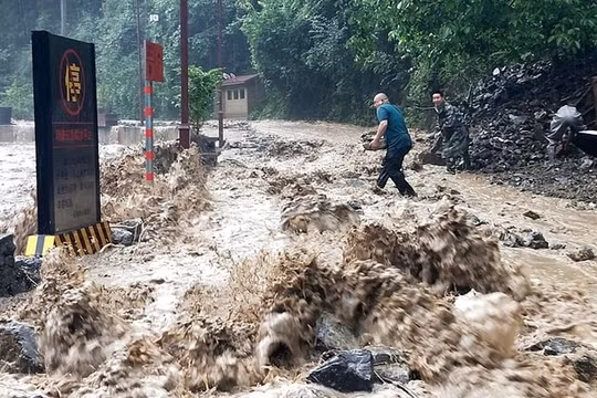 Tình hình mưa lũ ở Trung Quốc tiếp tục diễn biến phức tạp