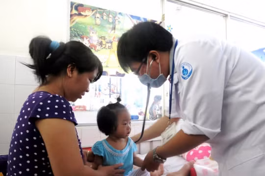 Thời tiết nắng nóng, bệnh tay chân miệng lây lan với tốc độ 'chóng mặt