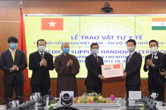 Trao tặng 100.000 khẩu trang cho nhân dân Ấn Độ phòng chống dịch COVID-19