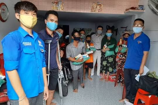 Báo Nhân Dân Đồng hành cùng người lao động nghèo phòng, chống dịch Covid-19