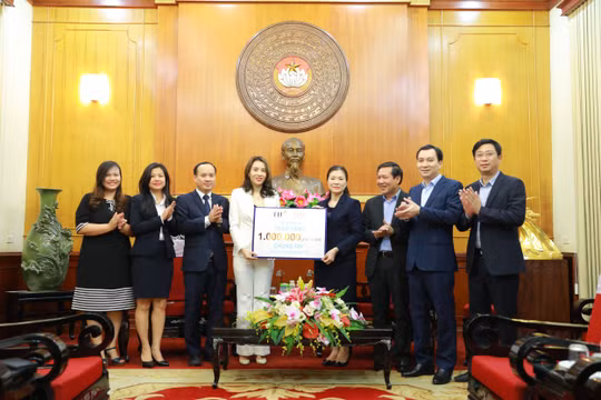 TH tặng 1 triệu ly sữa tươi cho người cách ly, y bác sĩ phòng chống dịch Covid-19