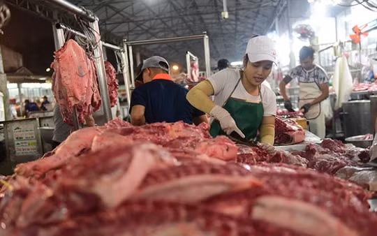 Thủ tướng yêu cầu sớm giảm giá thịt lợn