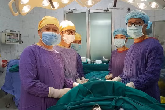 Ca hiếm Bệnh viện Việt Đức: Phẫu thuật lấy dao, máy lửa trong dạ dày bệnh nhân