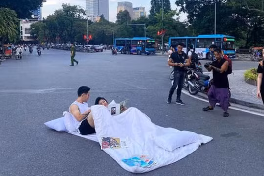 Thanh tra Sở Văn hóa và Thể thao Hà Nội vào cuộc vụ chụp ảnh cưới 'chăn gối' giữa phố