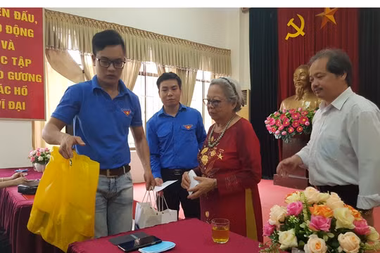 Đoàn Thanh niên cơ quan Trung ương Hội Nhà báo Việt Nam tri ân người có công