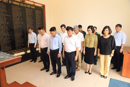 Thông tấn xã Việt Nam: Dâng hương tưởng nhớ các Anh hùng Liệt sĩ