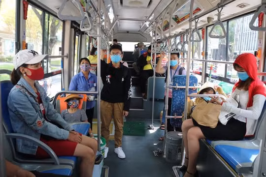Tài xế, hành khách phải đeo khẩu trang tại nhà ga và trên xe