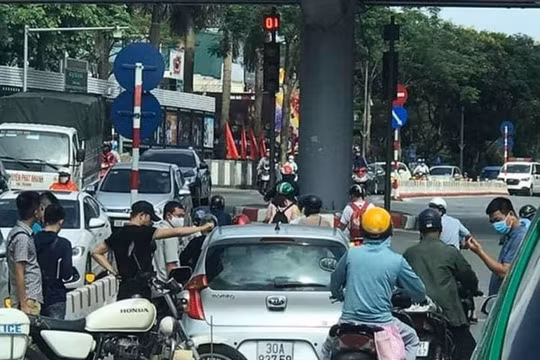 Đã xác định danh tính tài xế lái xe ô tô đột tử tại ngã tư Láng Hạ