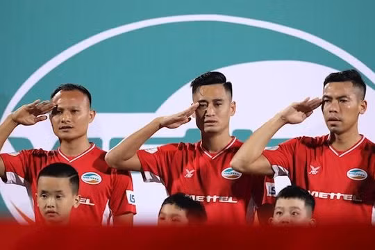 Bộ đôi cầu thủ Quế Hải, Bùi Tiến Dũng hát quốc ca hùng hồn đậm chất lính