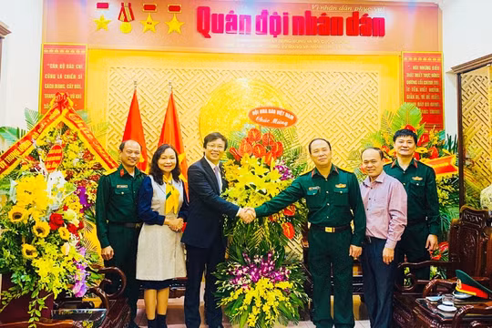 Phó Chủ tịch Thường trực Hội Nhà báo Việt Nam chúc mừng Báo QĐND nhân kỷ niệm 70 năm Ngày truyền thống