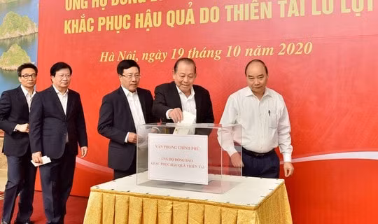 Thủ tướng và các Phó Thủ tướng quyên góp ủng hộ đồng bào miền Trung