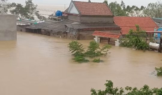 Quảng Bình: 100.000 ngôi nhà bị nhấn chìm, 3.700 hộ dân phải di dời do mưa lũ