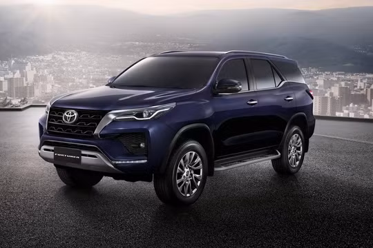 Toyota Fortuner 2021 ra mắt: Dáng vóc trông thể thao hơn nhờ nâng cấp về ngoại hình