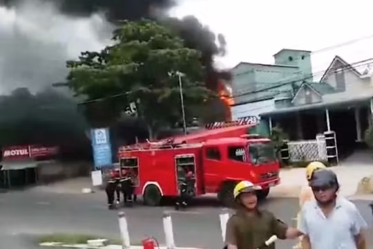 An Giang: Cháy xe bồn lúc lấy xăng, ba người thương vong