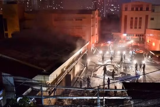 Hà Đông (Hà Nội): Cháy lớn tại kho của Công ty Cổ phần Dược phẩm Hà Tây