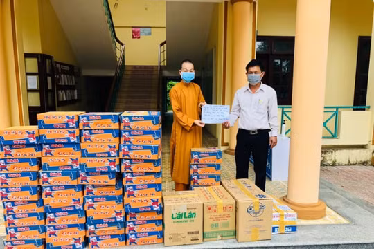Điện Bàn (Quảng Nam): Tăng ni, phật tử may khẩu trang, tặng nhu yếu phẩm chống dịch Covid-19