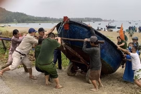 Bão số 9: Khuyến cáo người dân hạn chế ra đường trong đêm 27 và ngày 28/10