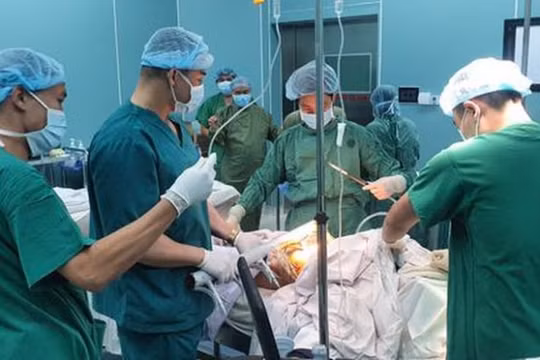 TP HCM: Cứu sống thanh niên bị hàng rào sắt đâm thấu bụng