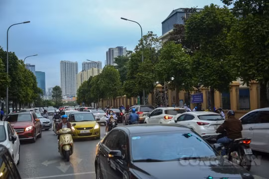 Ô tô đậu kín lề đường gây ùn tắc giao thông trước cổng trường Nguyễn Siêu, lực lượng chức năng ở đâu?