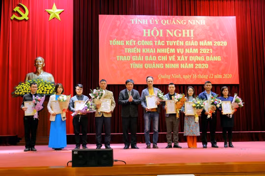 Quảng Ninh trao giải báo chí về xây dựng Đảng cho 27 tác giả có tác phẩm xuất sắc