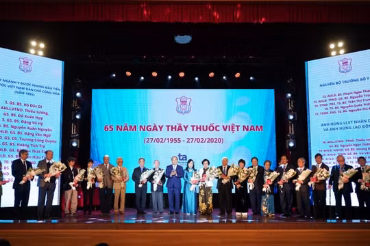 Thầy thuốc, cán bộ y tế là những chiến sĩ áo trắng làm lay động hàng triệu con tim