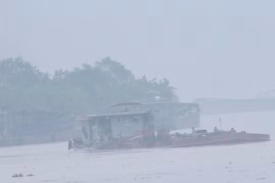 Đan Phượng (Hà Nội): "Cát tặc" hoành hành "đục khoét" sông Hồng mùa mưa lũ