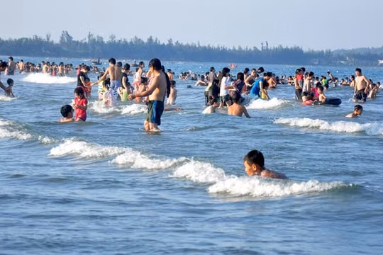 Quảng Ngãi: Cho phép du lịch, tắm biển, kinh doanh ăn uống hoạt động trở lại