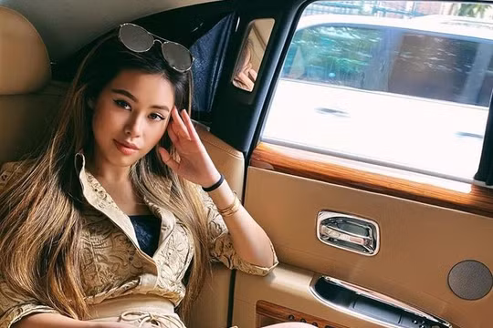 Tiên Nguyễn khoe siêu xe Maybach khiến dân tình phải trầm trồ