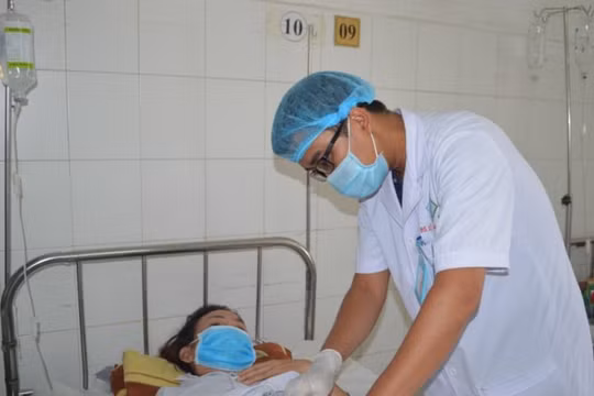 Cần Thơ: Cứu sống người phụ nữ bị xương cá dài 3 cm đâm thủng ruột