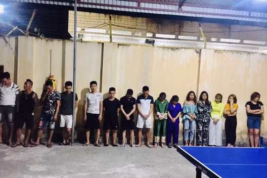 Thanh Hóa: Bắt quả tang 16 đối tượng tổ chức sử dụng ma túy tại quán Karaoke