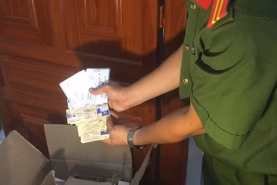 Triệt phá đường dây chuyên làm giả giấy tờ, biển số xe quy mô lớn