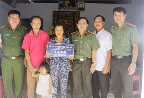 Báo Công an TP.HCM khánh thành nhà và trao tiền xây cầu ở Vĩnh Long