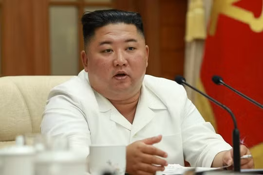 Chủ tịch Kim Jong Un chỉ đạo phòng chống COVID-19 và mưa bão