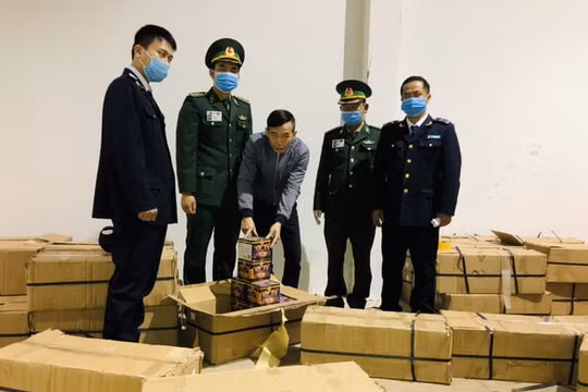 Bắt giữ tài xế giấu hơn 1 tấn pháo, 2 tấn gỗ lậu dưới gầm xe để vượt biên