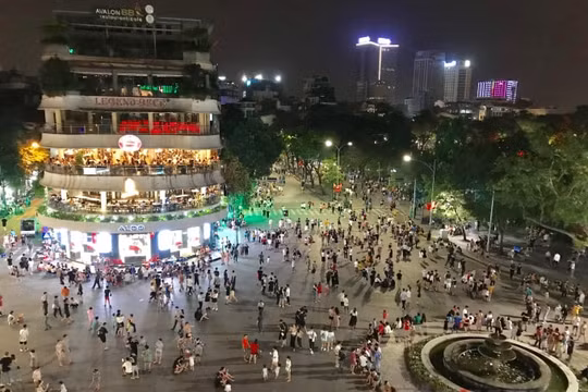 Hà Nội: Phố đi bộ nhộn nhịp trở lại sau gần 3 tháng tạm dừng