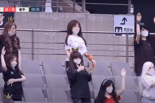 Cựu vương K-League bị chỉ trích khi dùng búp bê “người lớn” để lấp đầy khán đài trống 