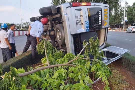 Xe khách mất lái leo lên dải phân cách, 4 người bị thương
