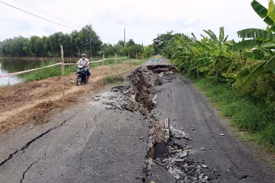 Kiên Giang: Tỉnh lộ 965 sụt lún nghiêm trọng, giao thông ách tắc