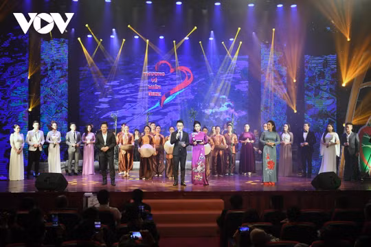 Gần 13 tỷ đồng được quyên góp trong chương trình nghệ thuật ''Thương về miền Trung''