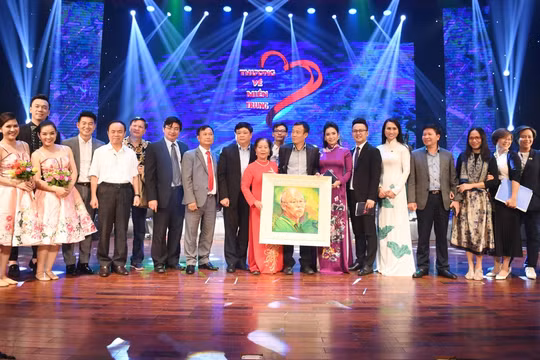 Chương trình thiện nguyện “Thương về miền Trung” do Đài Tiếng nói Việt Nam tổ chức quyên góp được gần 13 tỷ đồng