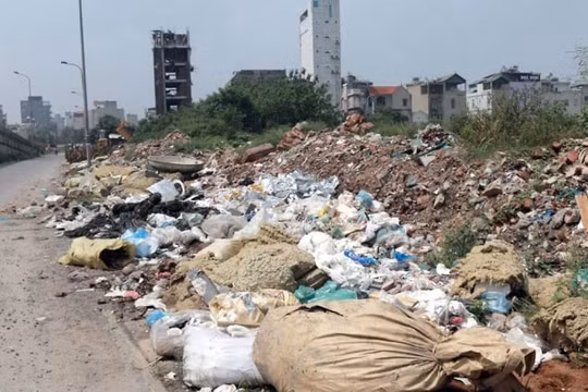 Đại lộ Thăng Long: Nhức nhối tình trạng đổ trộm phế thải, chất thải