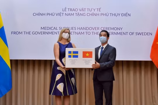 Việt Nam tặng Thụy Điển 100.000 khẩu trang vải kháng khuẩn chống giọt bắn