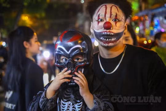 Đêm Halloween, phố cổ Hà Nội nhộn nhịp những "hồn ma"